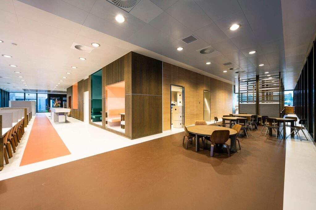 Moderne en kleurrijke studieruimte in een onderwijsgebouw aan de Prof. E.M. Meijerslaan met zitplekken, overlegnissen en veel natuurlijk licht.